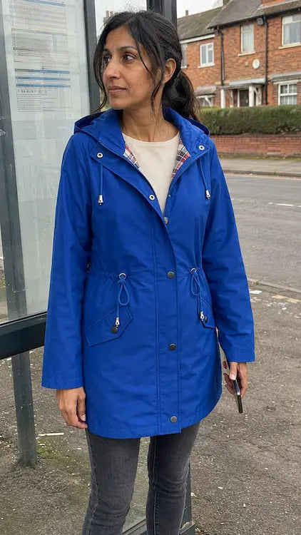 London Drawstring Parka – customer at bus stop